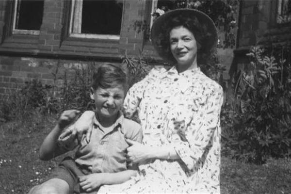 Джон Леннон биография. Джон Леннон и Йоко Оно. Джон Леннон смерть. Джон с матерью в 1945 г.