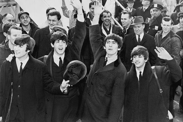 Джон Леннон биография. Джон Леннон и Йоко Оно. Джон Леннон смерть. Beatles впервые приехали в США. Леннон – крайний слева. 1964 г.