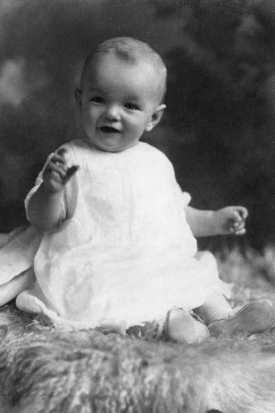 Жизнь Мэрилин Монро - биография, фильмы, фото.  Норма Джин Бейкер в раннем детстве. 