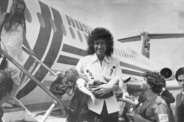 Гитарист Queen Брайан Мэй. Брайан Мэй биография. Брайан Мэй прибывает вместе с семьей на гастроли в Аргентину. 
