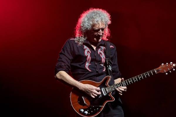 Гитарист Queen Брайан Мэй. Брайан Мэй биография. Мэй на концерте в 2017 году.