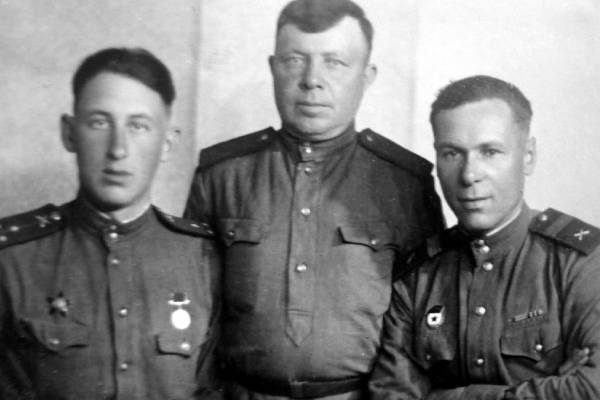 Владимир Басов биография. Басов Владимир актер. Басов (слева) на фронте. 1943-1944 гг.