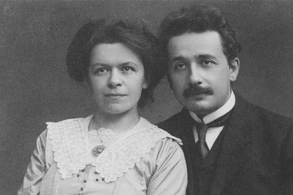 Альберт Эйнштейн биография. Жизнь Альберта Эйнштейна. Альберт Эйнштейн физик. С первой женой Милевой, 1912 г