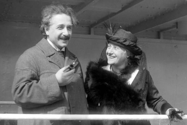 Альберт Эйнштейн биография. Жизнь Альберта Эйнштейна. Альберт Эйнштейн физик. Со второй женой Эльзой.